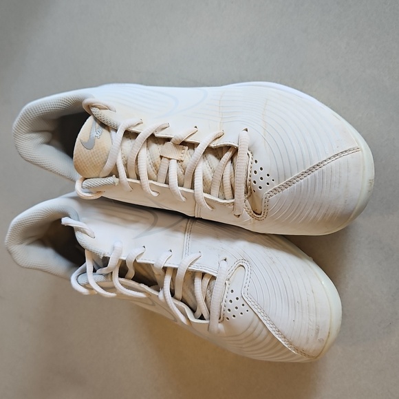 Nike Softball Cleats - Picture 2 of 14